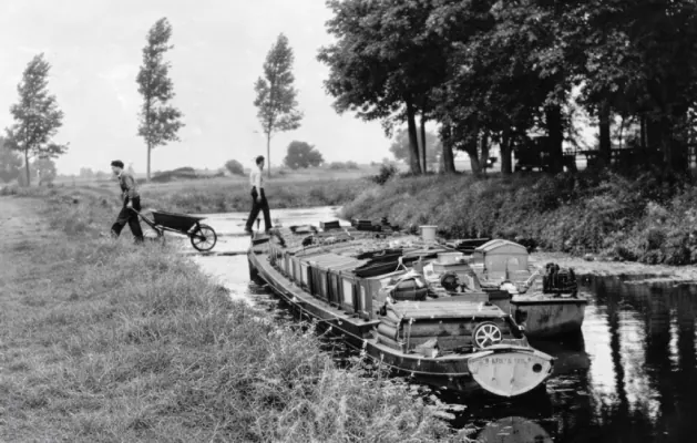 Historische foto van een schip op het Alteveerkanaal