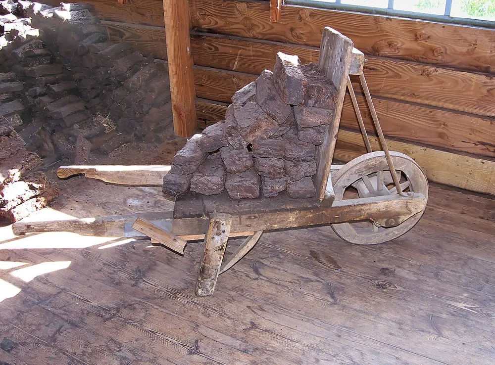 Oude houten kruiwagen met turf