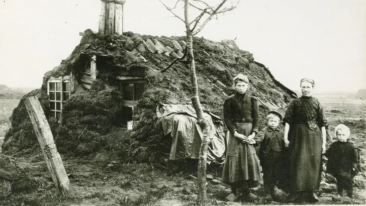 Historische foto van een plaggenhut in de veenkoloniën